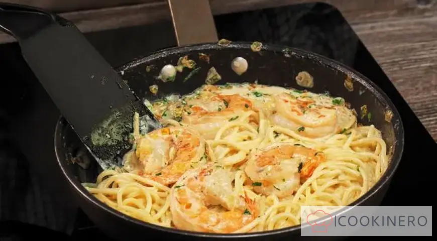 Espaguetis con camarones en salsa cremosa de ajo