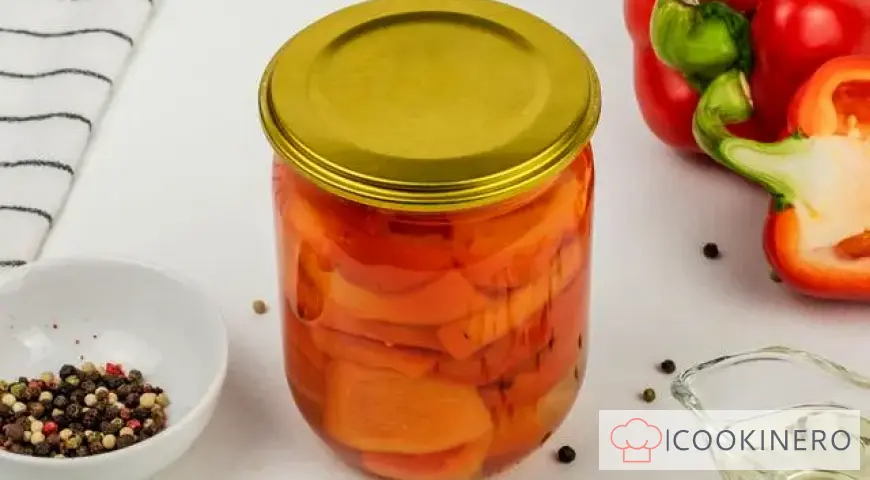 Rote Paprika für den Winter im Glas