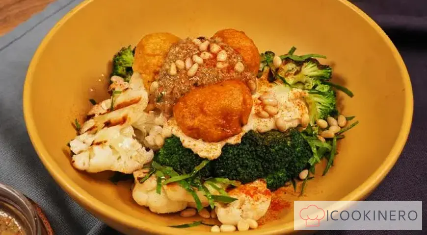 Insalata con falafel e hummus