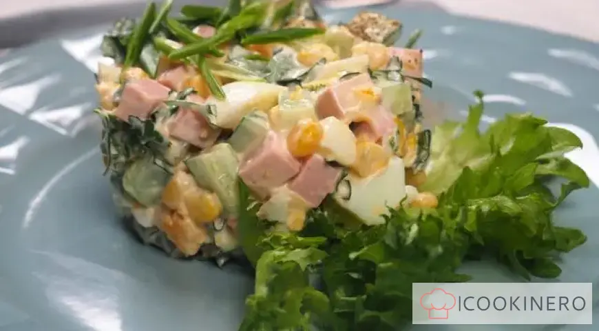 Insalata con salsiccia e mais