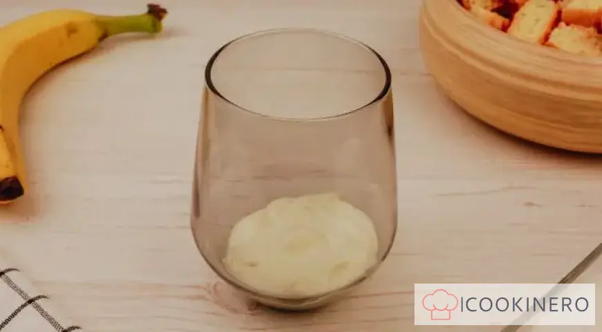 Sponge cake with curd cream and banana