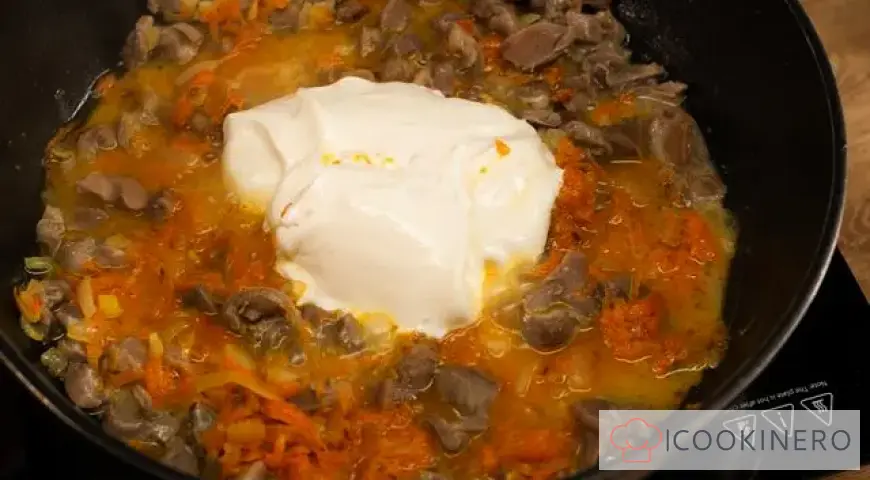 Chicken stomachs in sour cream