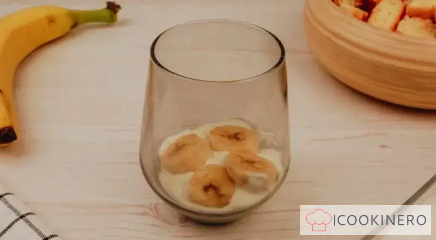 Sponge cake with curd cream and banana