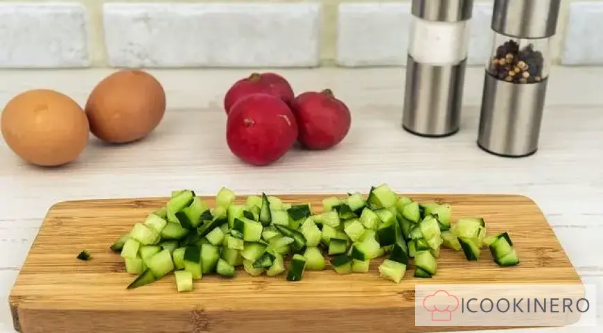 Okroshka con agua y mayonesa y carne de res