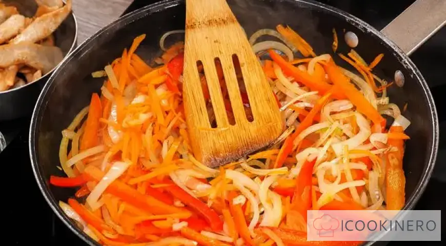 Wok with rice and chicken