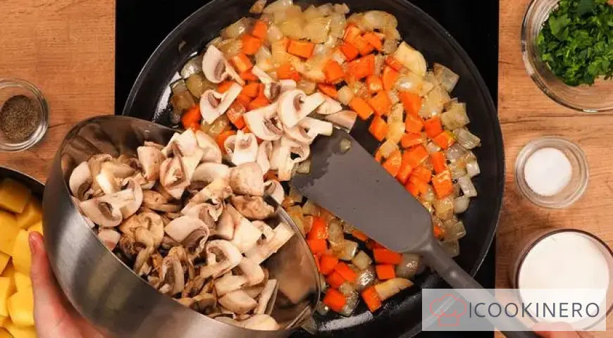 Cream of champignon soup with potatoes