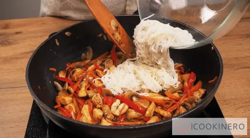 Wok with chicken and mushrooms