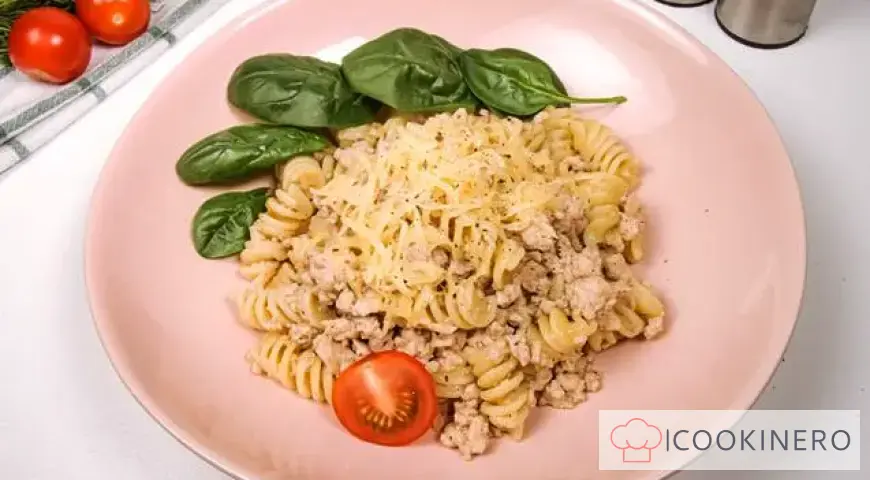 Makkaroni nach Marineart mit Hühnerhackfleisch