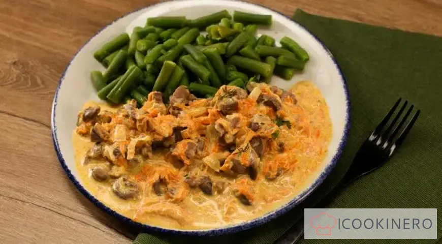 Chicken stomachs in sour cream