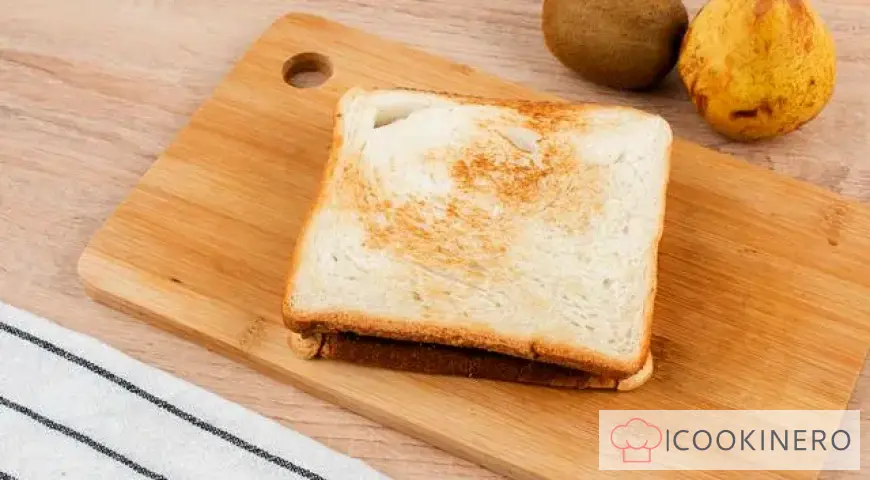 Pear and Kiwi Sandwich