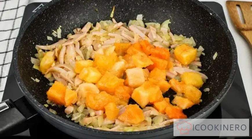 Pasta with pumpkin and ham