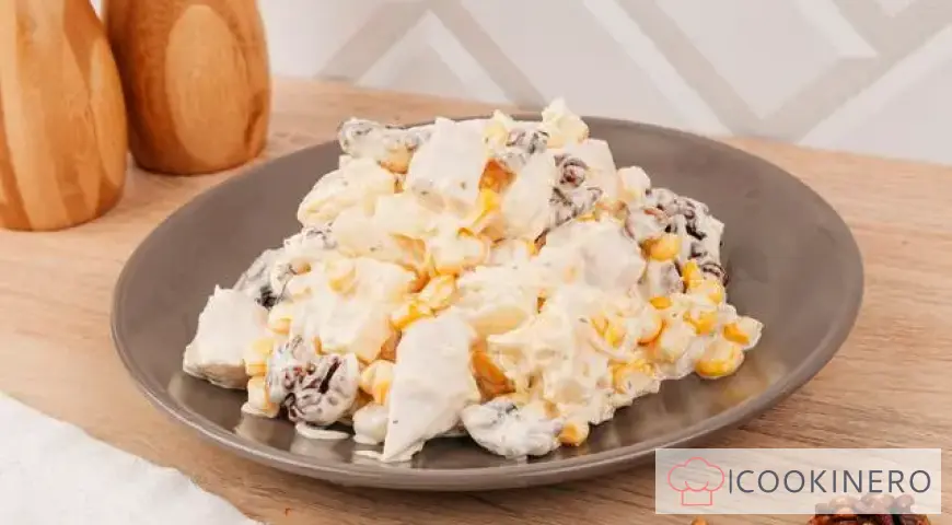 Salat mit Ananas und Walnüssen