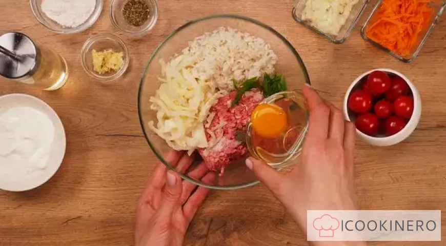 Rouleaux de chou paresseux à la sauce à la crème sure