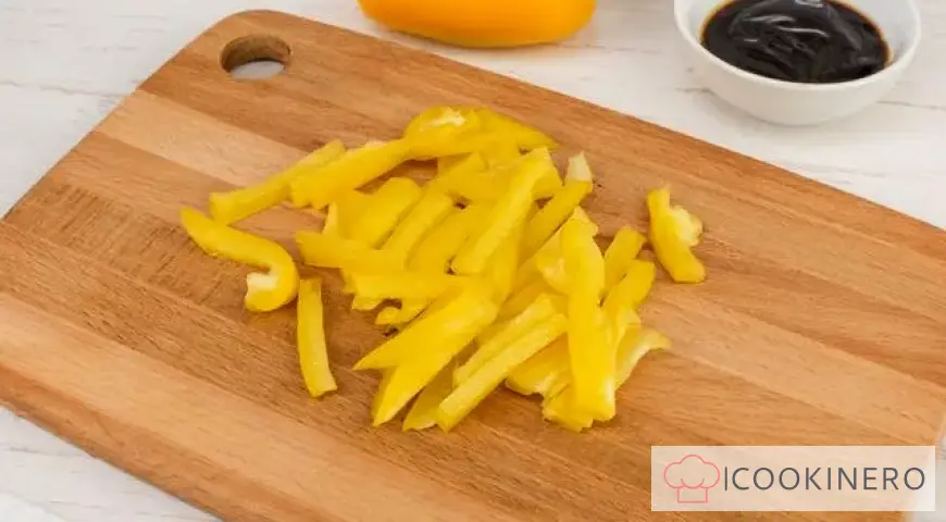 Salat mit Chuka, Gurke und Paprika in Teriyakisauce