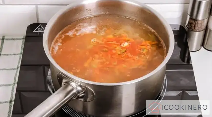 Sopa de encurtidos con cebada perlada para el invierno