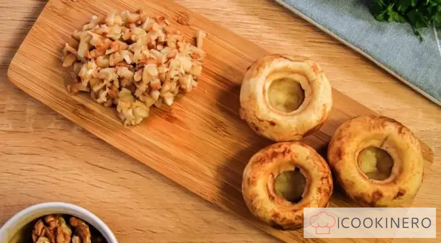 Gefüllte Champignons mit Zwiebeln und Nüssen