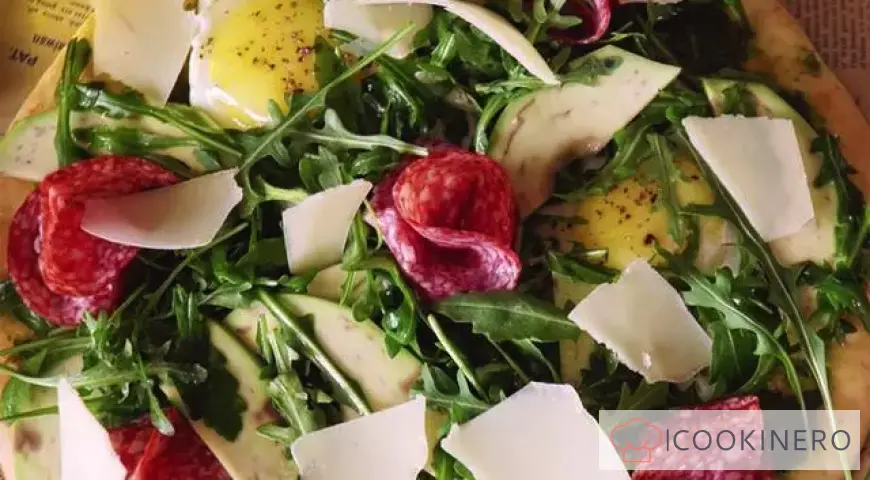 Pizza with arugula, sausage and cheese