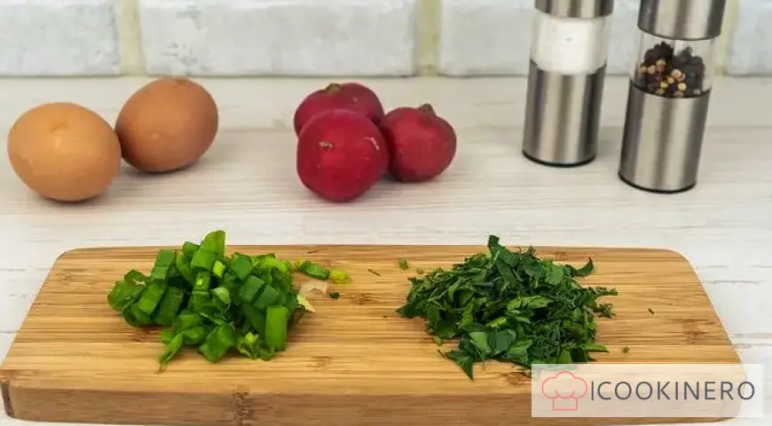 Okroshka con agua y mayonesa y carne de res