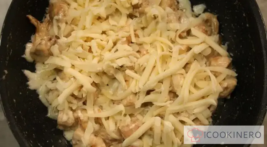 Julienne mit Pilzen in einer Pfanne