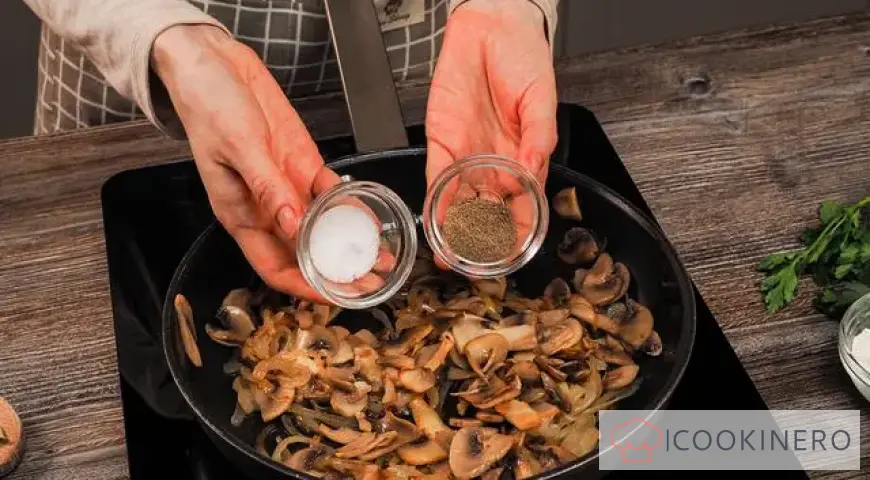 Mushroom sauce with sour cream