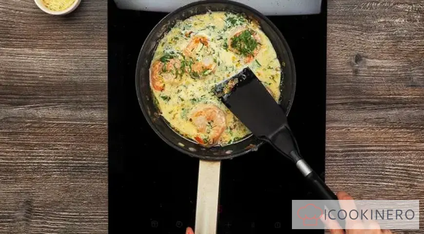 Espaguetis con camarones en salsa cremosa de ajo