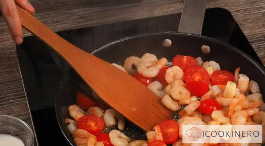 Garnelen mit Tomaten in einer cremigen Sauce