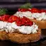 Crostini con ricota y tomates secos