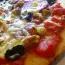 Pizza de carne con salchichas