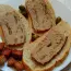 Frühstücks-Sandwich mit hausgemachtem "Hackbraten" mit Oliven
