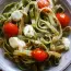 Pasta con spinaci, pesto e mozzarella