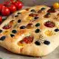 Focaccia mit Tomaten, Oliven und Rosmarin