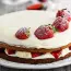 Pastel de crema agria con fresas