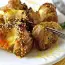 Brochetas de cerdo con queso en fragante empanado dorado