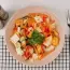 Ensalada de pepino fresco, pimiento y col.