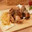 Shashlik sobre una cama de cebolla