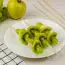 Canapés mit Kiwi, Trauben und Apfel