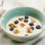 Gruau simple avec du lait et des baies