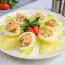 Uova ripiene di salmone rosa