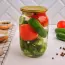 Pepinillos encurtidos con tomates