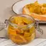 Zucchini-Marmelade mit Zitrone in Gläsern