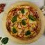 Pizza maison au jambon, saucisse fumée et poivron