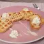 Waffle in una piastra per waffle a gas