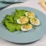 Mit Frühlingszwiebeln gefüllte Eier