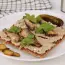 Pain aux sprats et cornichons