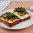 Panini con spratti, uova e cetrioli sottaceto