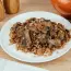 Grano saraceno con funghi in pentola