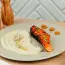 Salmone caramellato con purea cremosa di broccoli