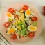 Insalata con pollo affumicato, peperoni e pomodorini