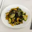 Ensalada de chuka, pepino y pimiento morrón en salsa teriyaki