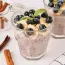Frullato di banana con mirtilli e cannella